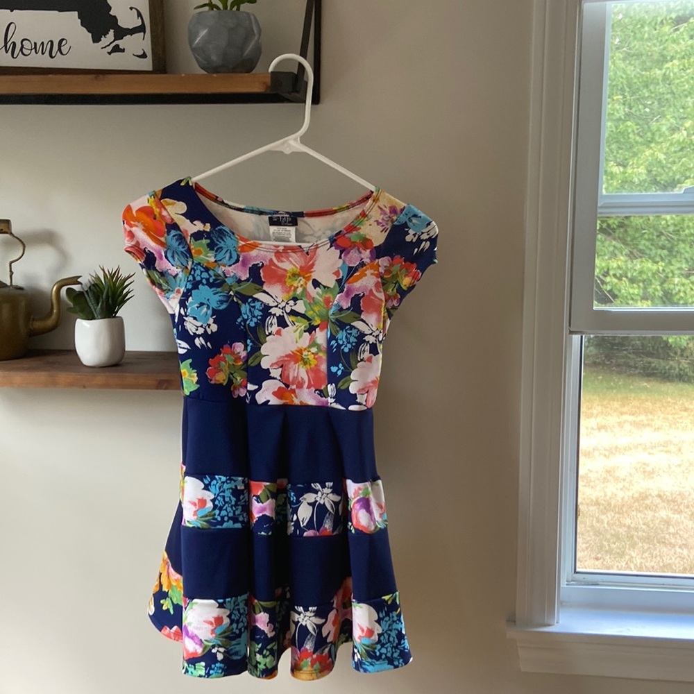 Girls size 8 dress! Flower print with navy blue!!